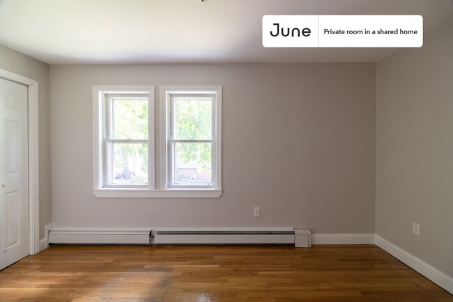 Building Photo - Private bedroom in 5 bed/1.5 bath Home