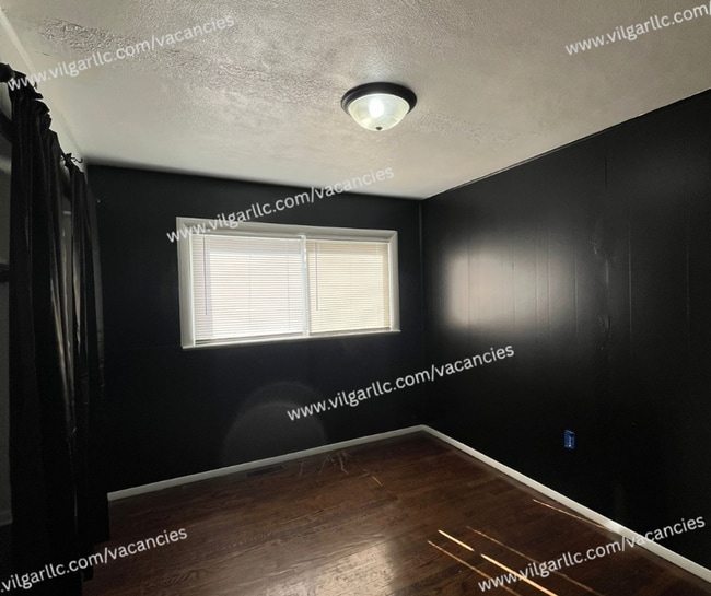 Foto del edificio - 2 large bedrooms & 1 newly updated bathroom home in Gary, IN