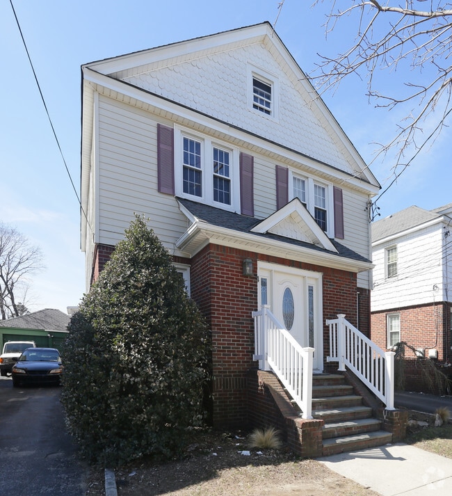 Fairfield Townhouses At Farmingdale Village Apartments in Farmingdale