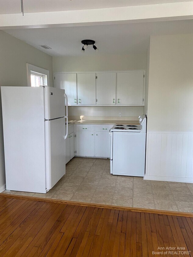 Primary Photo - 222 N Huron St