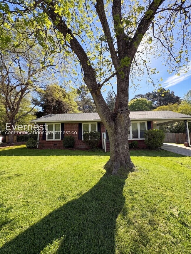 Foto del edificio - 735 Hillcrest Dr