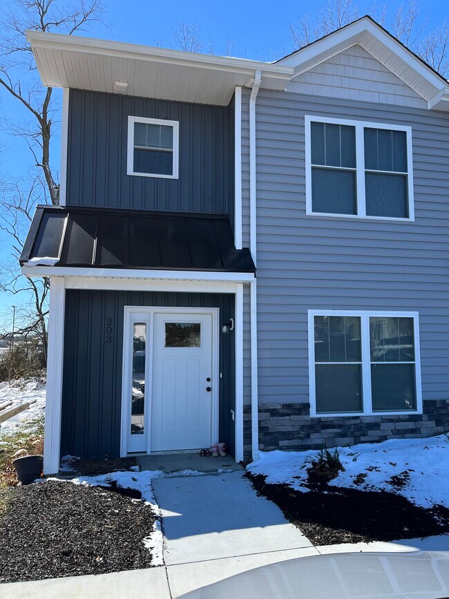 Building Photo - 203 Swallow Dr