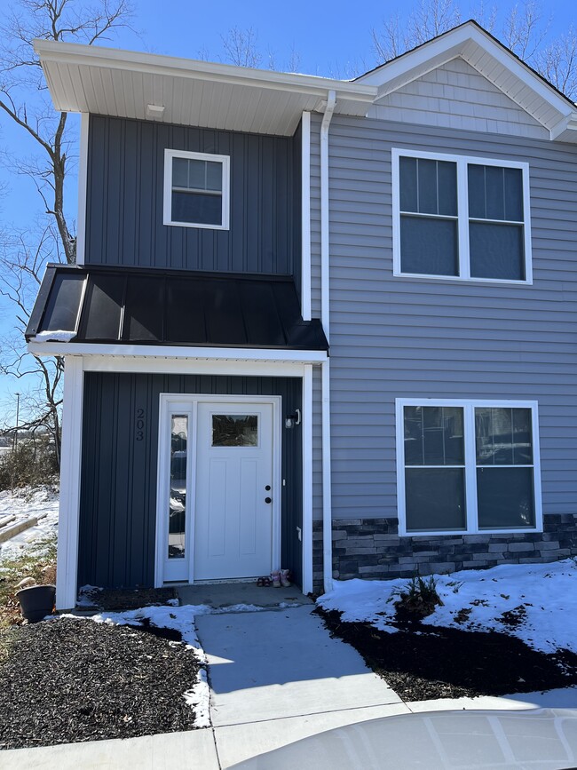 Foto del edificio - 203 Swallow Dr