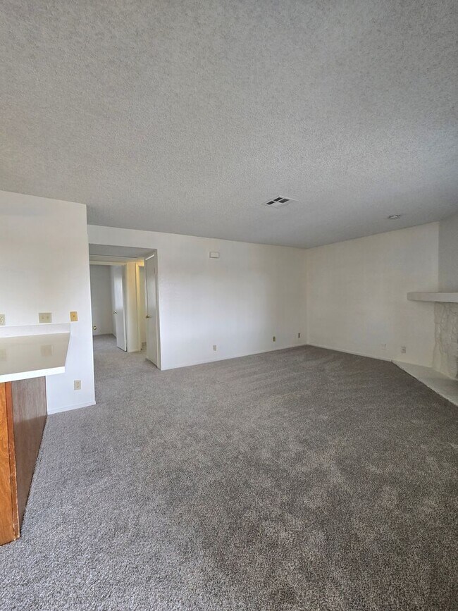 Foto del edificio - A Nicely Remodeled 2 Bedroom upstairs unit...
