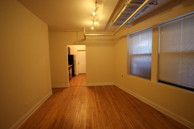 Building Photo - 1634 W North Shore Ave