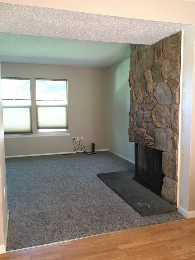 Building Photo - Gorgeous Townhome in The Timbers