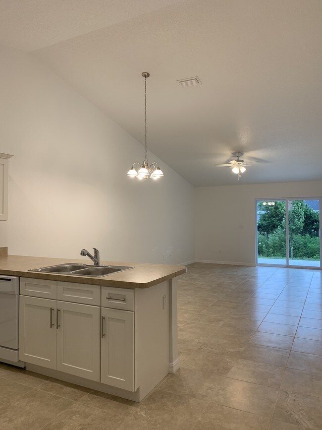 Foto del edificio - BRAND NEW 1/2 DUPLEX! 3/2 for $1200/month.