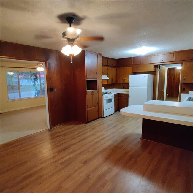 Foto del edificio - 1351 N Stephens Ave