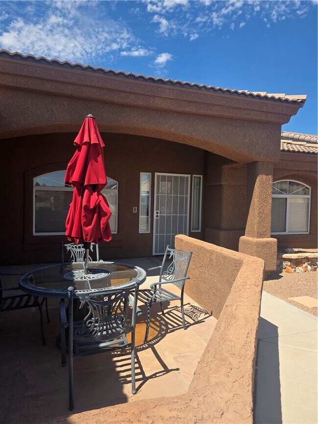 Foto del edificio - 2121 Desert Lakes Dr