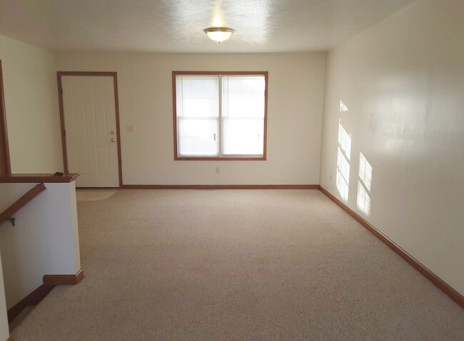 Building Photo - 3 Bedroom 2 Bathroom Single Family Home in...