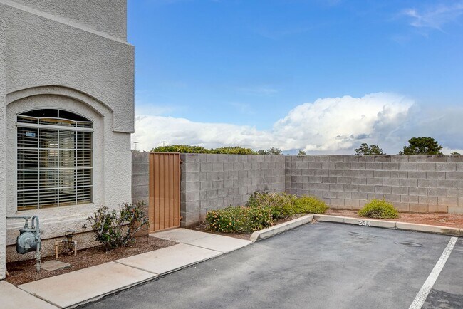 Foto del edificio - Spacious Townhome w/large yard! Near Summe...
