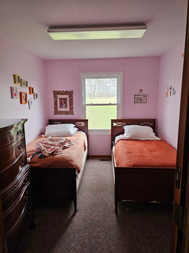 Foto del edificio - 724 Petite Lake Rd