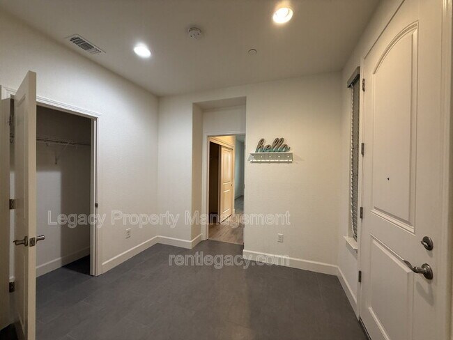 Foto del edificio - 8441 Ponta Delgada Dr