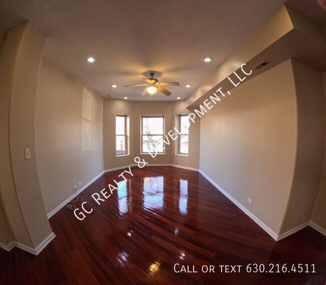 Building Photo - 5816 S Michigan-Unit 2