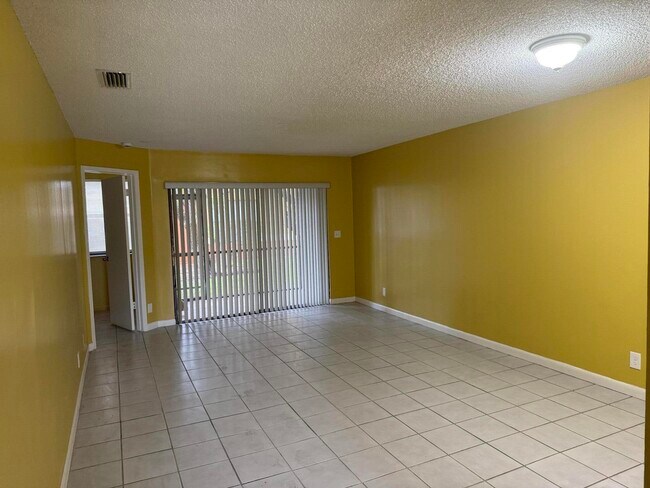 Foto del edificio - 2541 NW 56th Ave