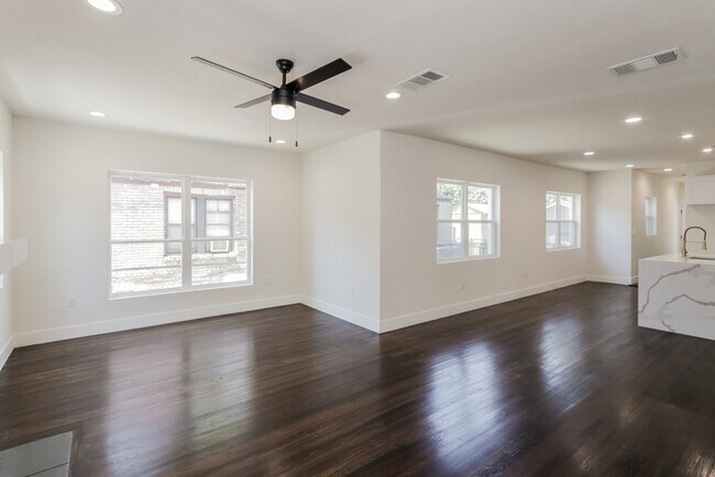 Foto del edificio - Stylish and Modern Living Minutes from Dow...