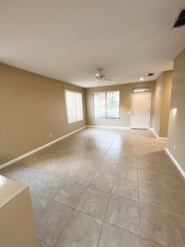 Building Photo - Clean, Cute & Convenient Sun City Rosevill...
