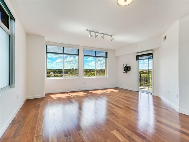 Building Photo - 54 Rainey St