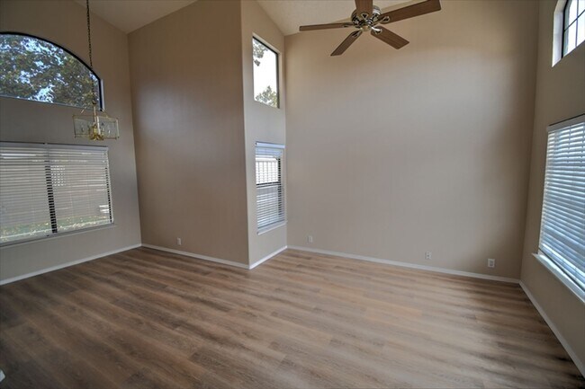 Foto del edificio - North Star, Desert Ridge and La Cueva School District