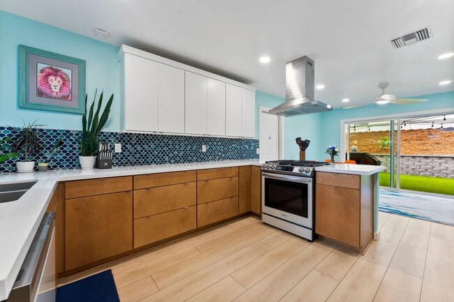 Building Photo - SPACIOUS 4 BEDROOM/2 BATHROOM HOME FOR REN...