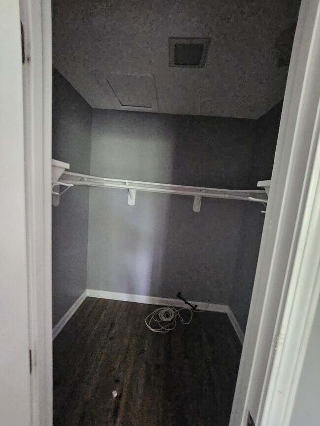 Building Photo - 2 bed, 1.5 bath condo