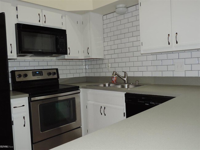 Building Photo - 30534 Oakridge Manor Dr
