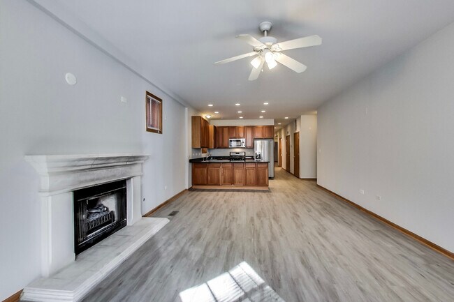 Building Photo - 2042 W Pierce Ave