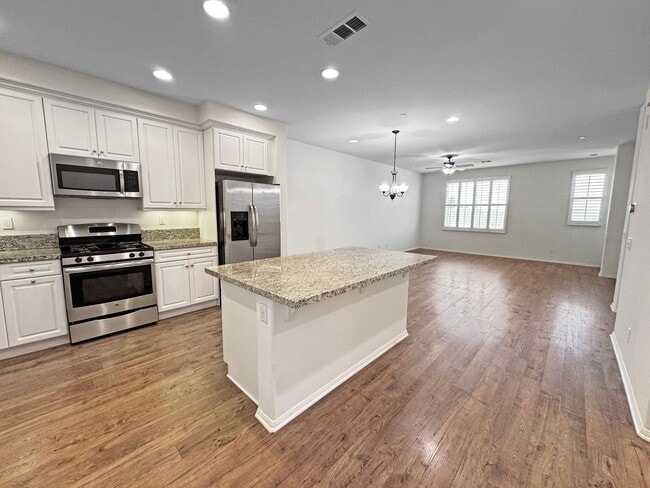Building Photo - Spacious 3Bd/3.5Ba Home With All Primary B...
