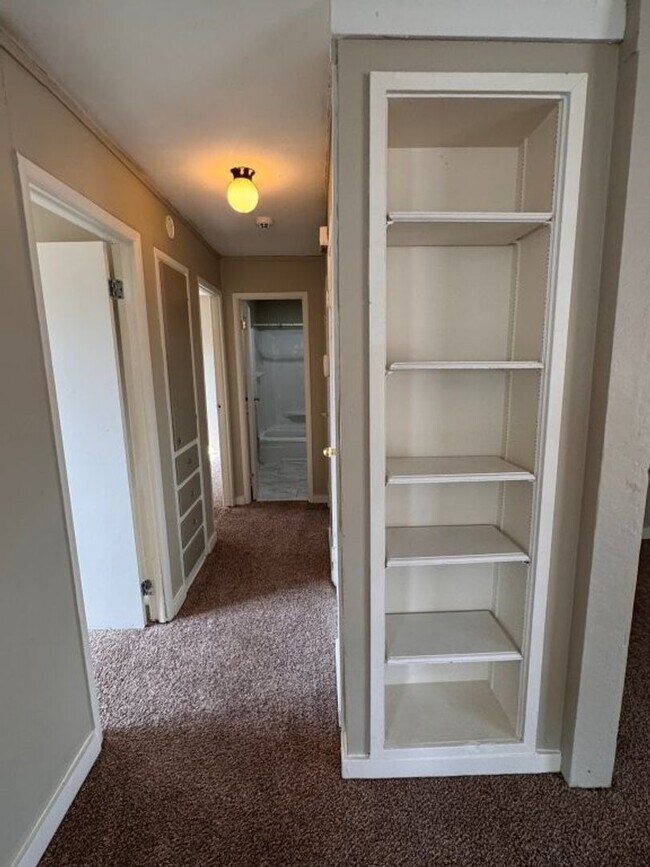 Foto del edificio - 3 bed, 1 bath home for rent in Moore near Santa Fe and NW 27th Street, New paint, and flooring!