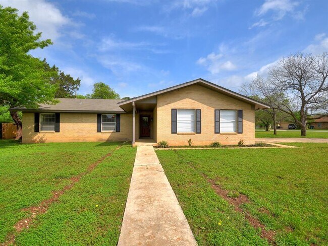 Building Photo - "Charming 3-Bedroom Retreat with 2 Baths i...