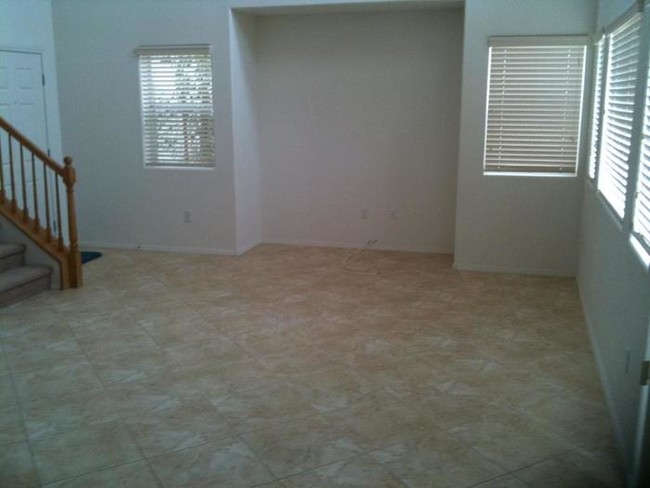 Building Photo - MOVE IN READY!!!