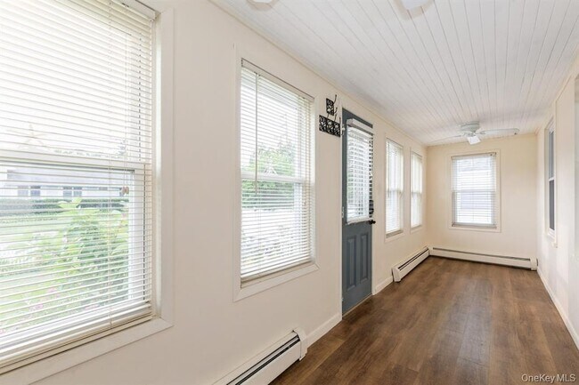 Foto del edificio - 109 Roosevelt Ave