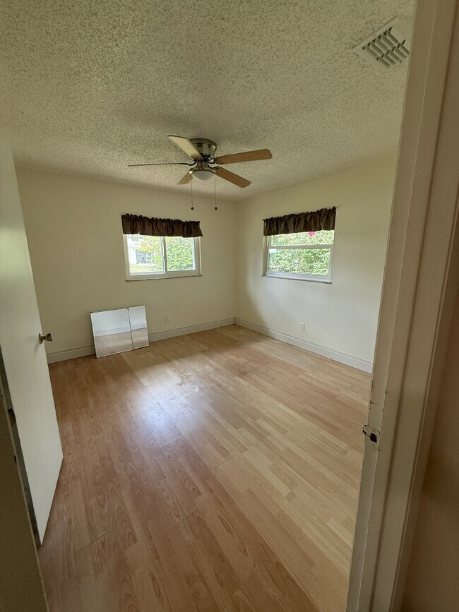 Building Photo - "Charming 2-Bedroom Oasis with 2 Full Bath...