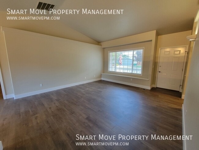 Foto del edificio - 1067 N Crestley Ave