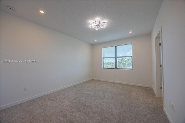 Foto del edificio - 7040 Channing Ave