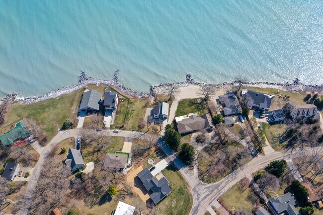 Foto del edificio - 8609 Lakeshore Dr
