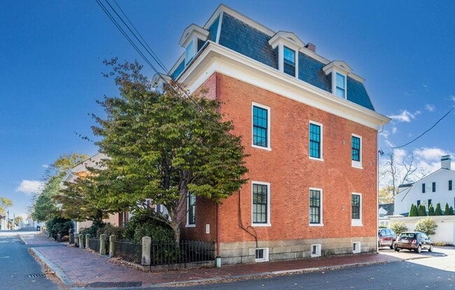 Building Photo - 290 Pleasant St