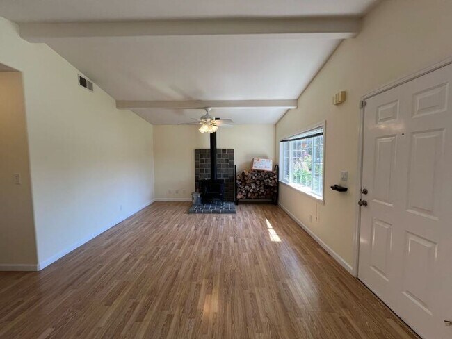 Building Photo - 3BD/2BA Cozy Mountain View Home - Availabl...
