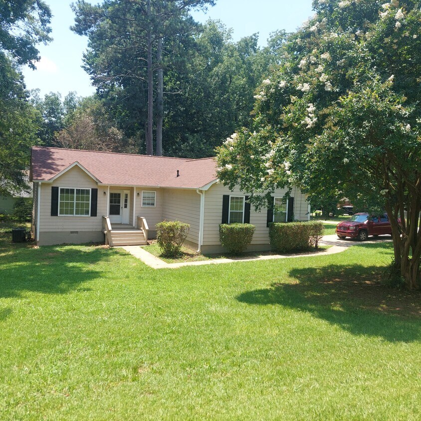 Building Photo - 800 Meadowbrook Dr