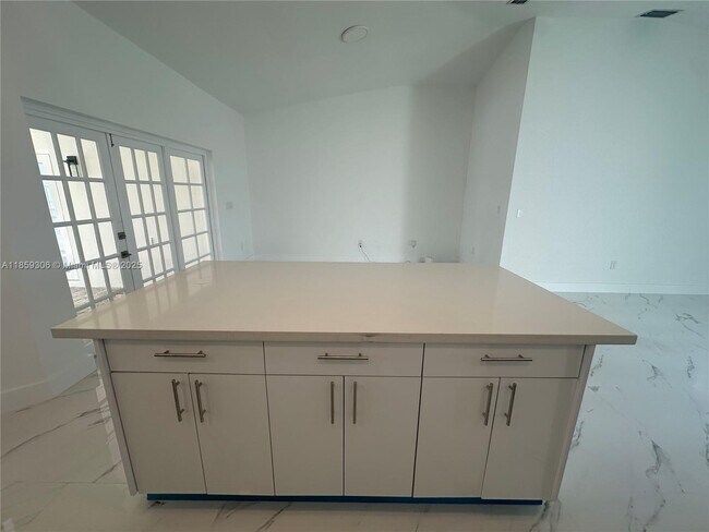 Foto del edificio - 17990 SW 135th Ave