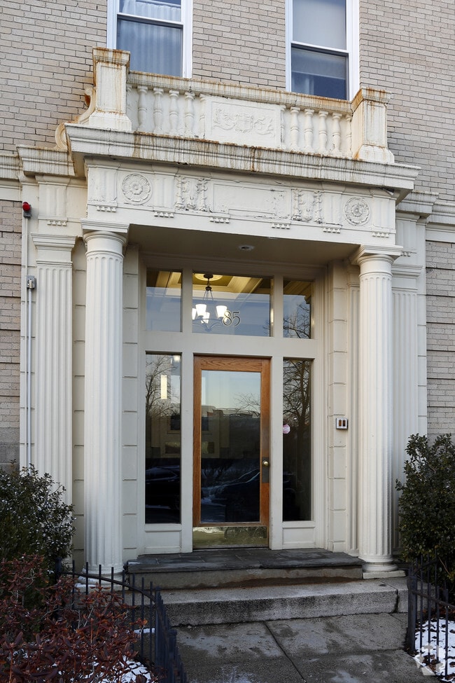 Building Photo - 85 Park Dr