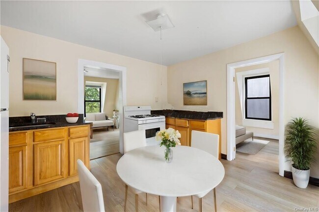 Building Photo - 506 Piermont Ave