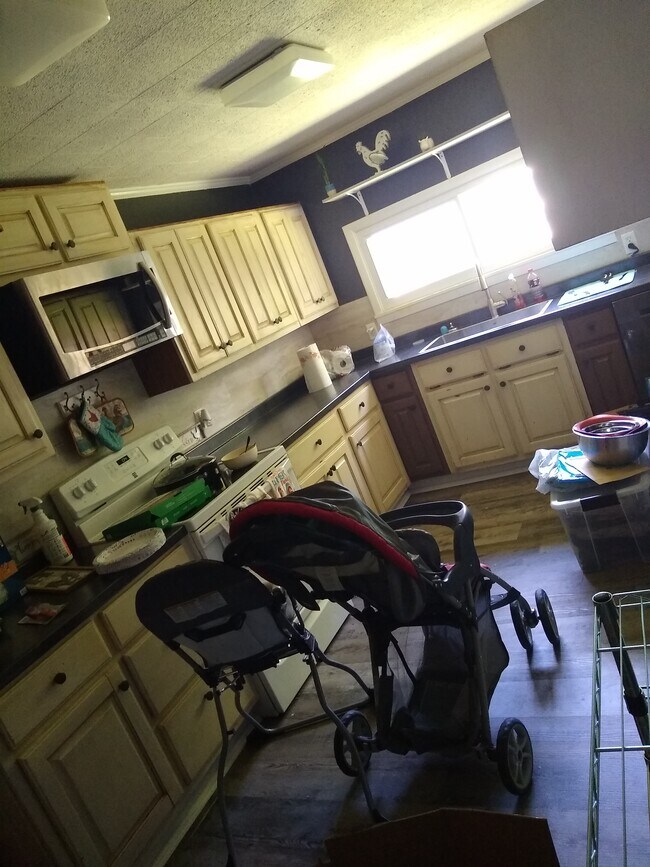 Building Photo - 1105 Reynolds Rd