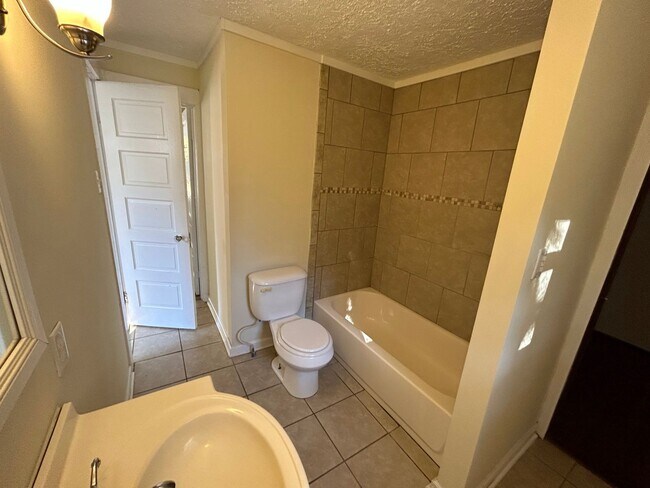 Foto del edificio - Spacious 3 Bedroom 2 Bath Home in Pittsvie...