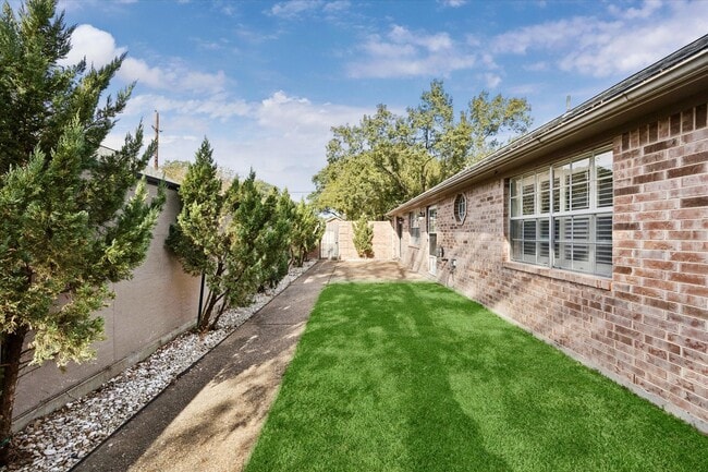 Foto del edificio - 900 Eagle Lake Rd