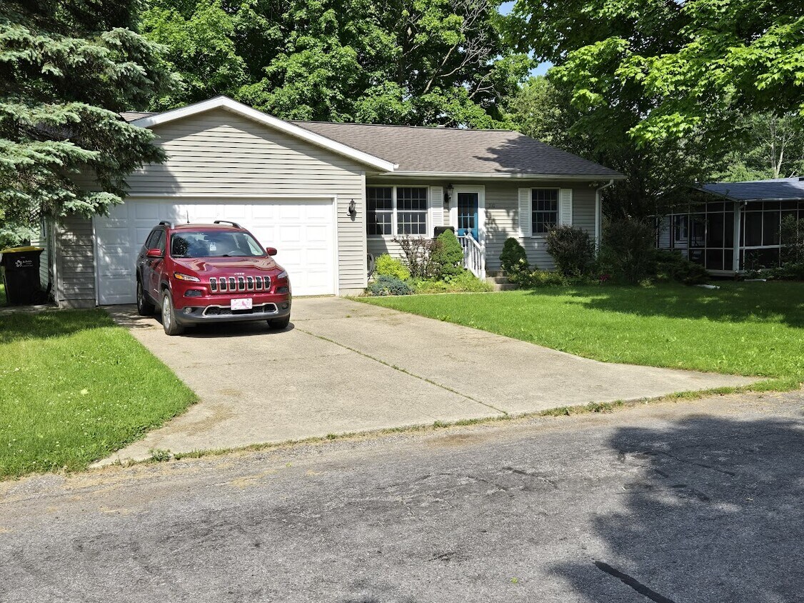 Foto principal - 210 S Harrison St