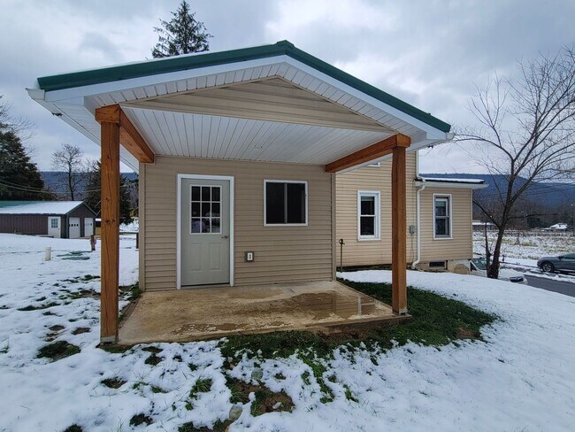 Building Photo - 3 Bedroom Home with 2-Car Detached Garage!