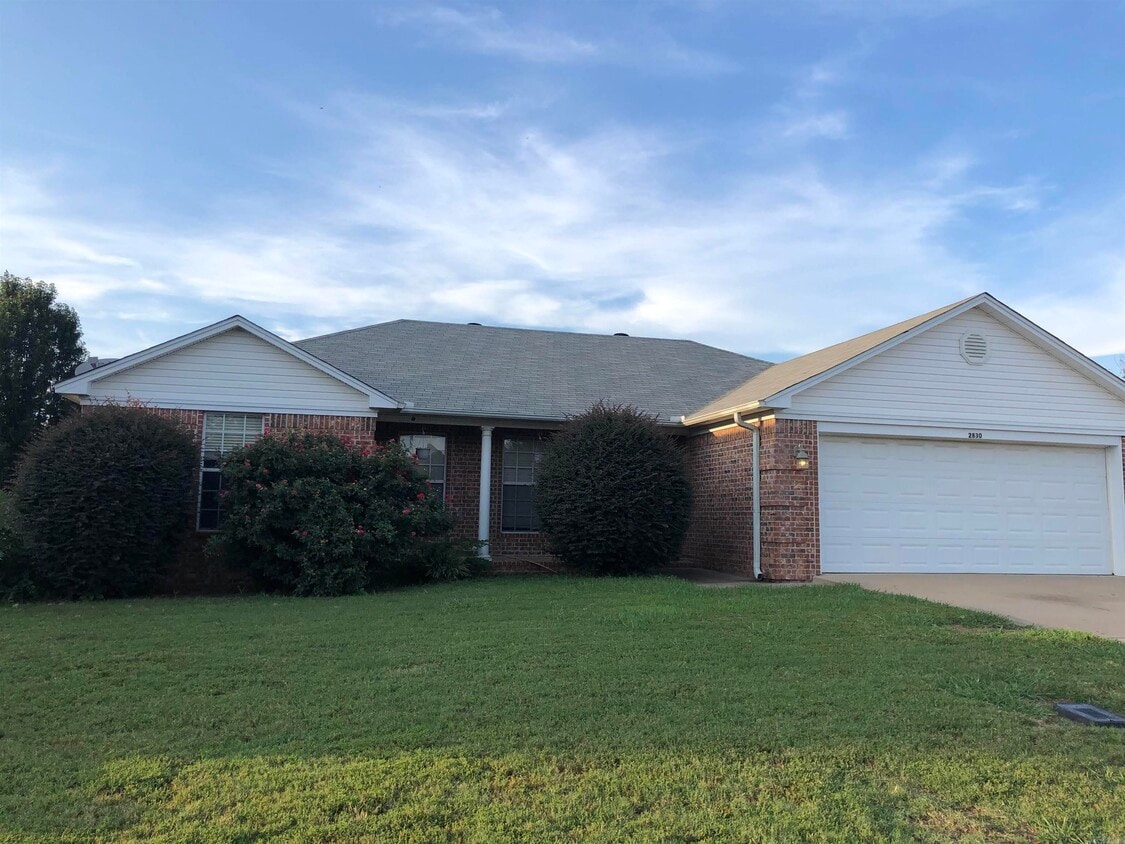 Primary Photo - 2830 York Ln