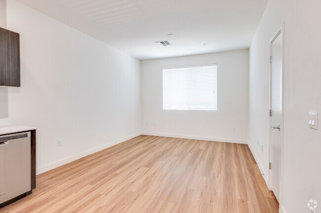 2BR, 2BA - 828SF - Living Room - Grayson on the Rail