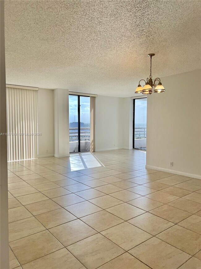 Foto del edificio - 3300 NE 191st St